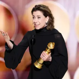 Fernanda Torres com o Globo de Ouro, por Ainda Estou Aqui