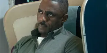 Idris Elba em Sequestro no Ar