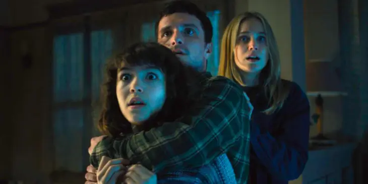 Josh Hutcherson e colegas de elenco em Five Nights At Freddys 2