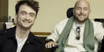 Daniel Radcliffe e David Holmes no documentário David Holmes: O Menino Que Sobreviveu