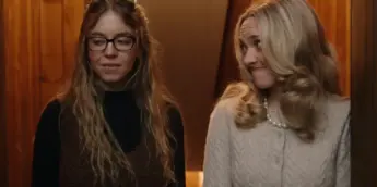 Sydney Sweeney e Amanda Seyfried em A Empregada