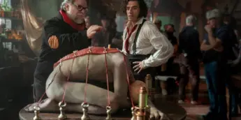Guillermo del Toro no set de Frankenstein