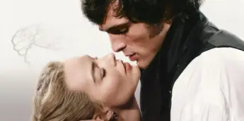 Margot Robbie e Jacob Elordi em O Morro dos Ventos Uivantes