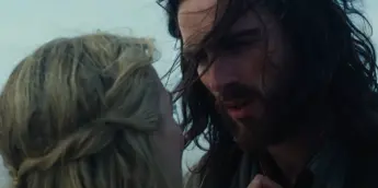 Margot Robbie e Jacob Elordi em O Morro dos Ventos Uivantes