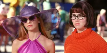 Sarah Michelle Gellar e Linda Cardelini em Scooby-Doo