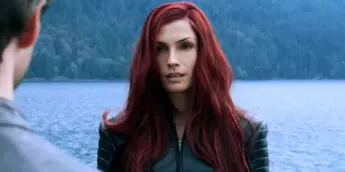 Famke Janssen interpretando Jean Grey em filme dos X-Men