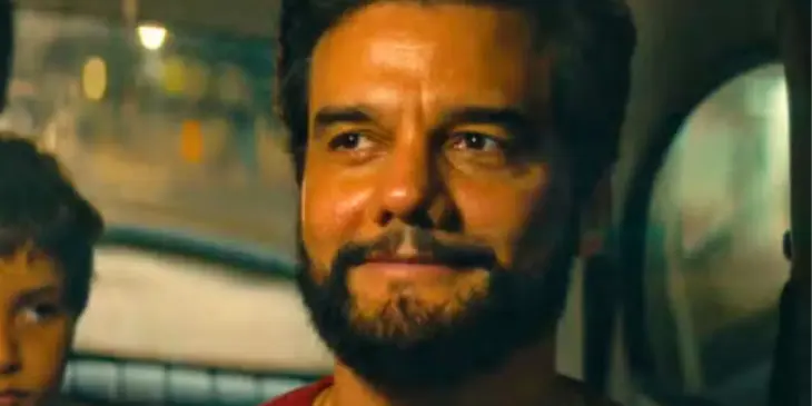 Wagner Moura interpretando em O Agente Secreto