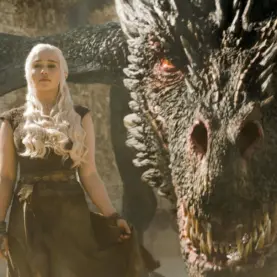 Emilia Clarke em Game of Thrones