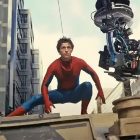 Tom Holland no set de Homem-Aranha: Um Novo Dia
