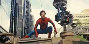 Tom Holland no set de Homem-Aranha: Um Novo Dia