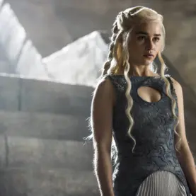 Emilia Clarke em Game of Thrones