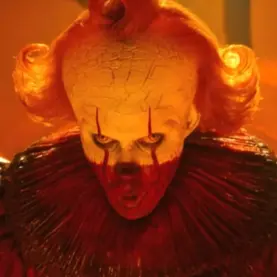 Bill Skarsgard como Pennywise em final de IT Bem-Vindos a Derry