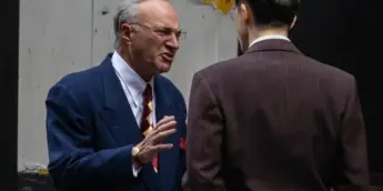 Kevin O'Leary e Timothée Chalamet em Marty Supreme