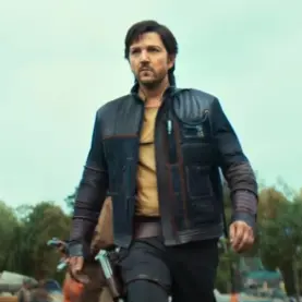 Cassian caminhando em base da Aliança Rebelde em Andor