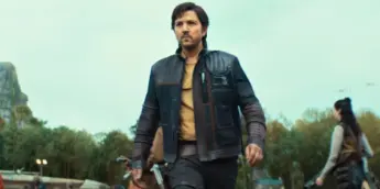 Cassian caminhando em base da Aliança Rebelde em Andor