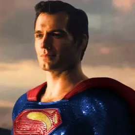 Henry Cavill trajado como Superman no antigo DCEU