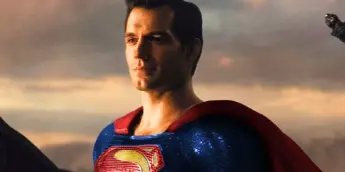Henry Cavill trajado como Superman no antigo DCEU