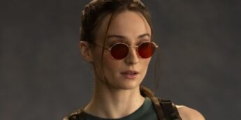 Sophie Turner com visual de Lara Corft em Tomb Raider