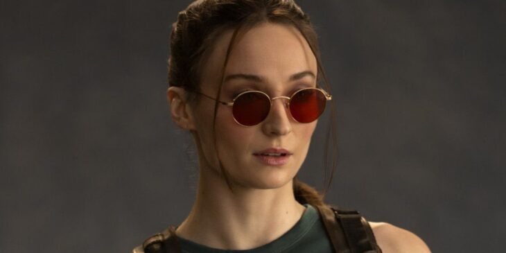 Sophie Turner com visual de Lara Corft em Tomb Raider
