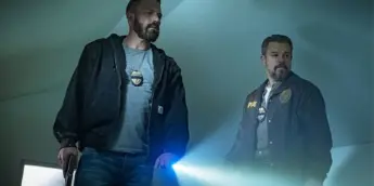 Ben Affleck e Matt Damon investigando crime em Dinheiro Suspeito