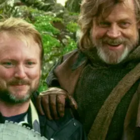 Rian Johnson e Mark Hamill no set de Star Wars: Os Últimos Jedi