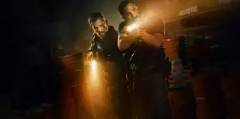 Matt Damon e Ben Affleck em Dinheiro Suspeito