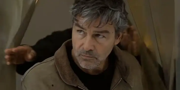 Kyle Chandler como Hal Jordan em Lanternas