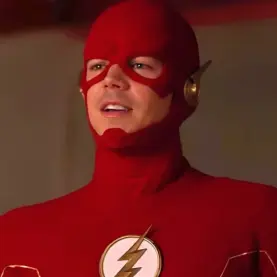 Grant Gustin usando uniforme de Flash