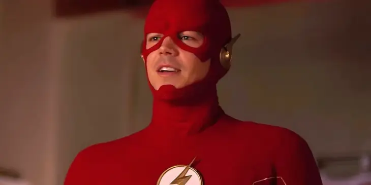 Grant Gustin usando uniforme de Flash