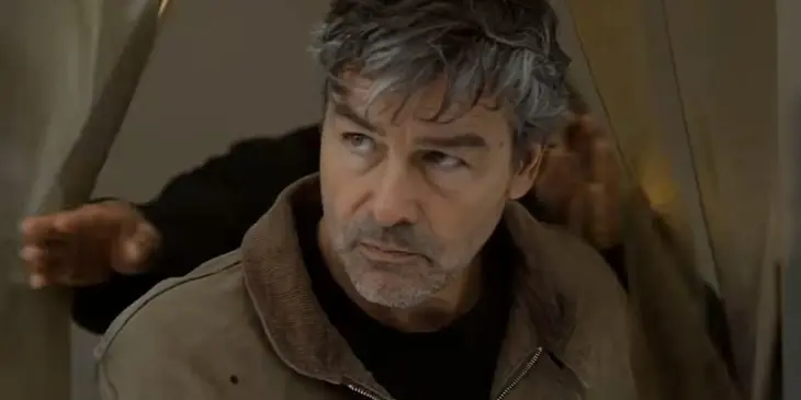 Kyle Chandler e Aaron Pierre em Lanternas