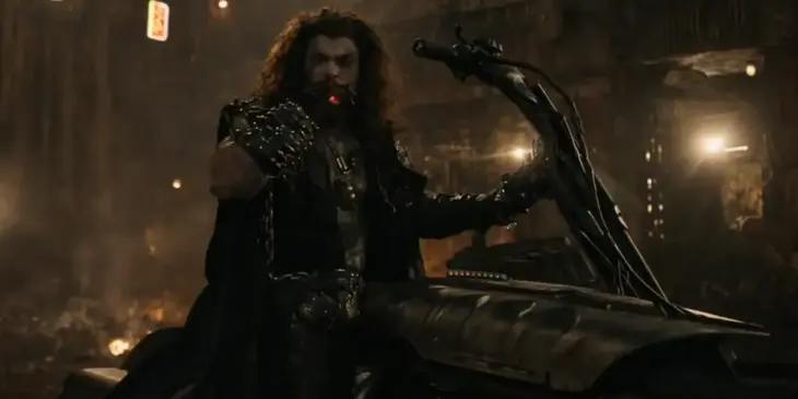 Jason Momoa como Lobo em Supergirl