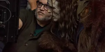 Guillermo del Toro e Jacob Elordi no set de Frankenstein