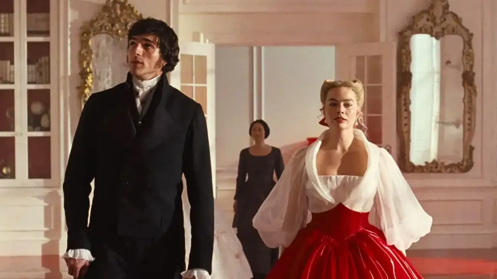 Jacob Elordi e Margot Robbie em O Morro dos Ventos Uivantes