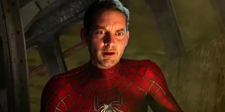 Tobey Maguire com o uniforme do Homem-Aranha em Sem Volta Para Casa