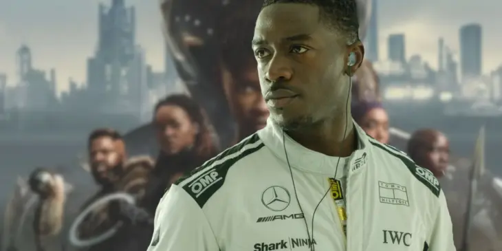 Damson Idris, com fundo de Pantera Negra