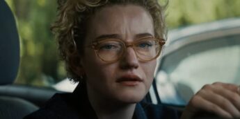 Julia Garner em A Hora do Mal