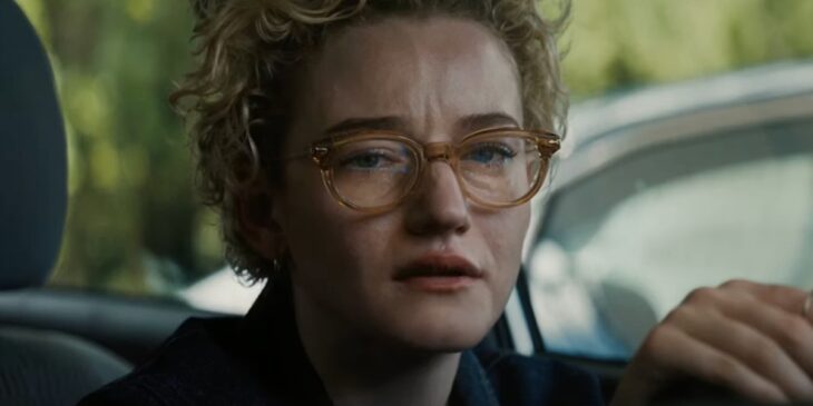 Julia Garner em A Hora do Mal