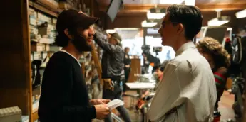 Josh Safdie e Timothée Chalamet nas gravações de Marty Supreme