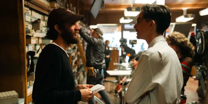 Josh Safdie e Timothée Chalamet nas gravações de Marty Supreme