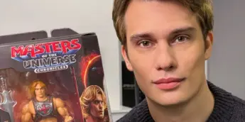 Nicholas Galitzine e seu colecionável de He-Man, de Mestres do Universo