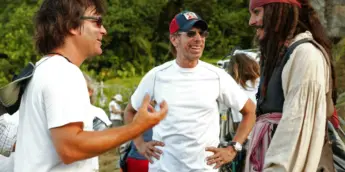 Gore Verbinski e Johnny Depp no set de Piratas do Caribe