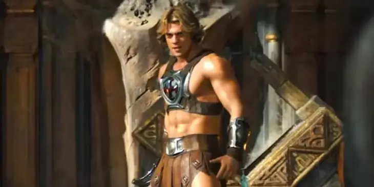 Nicholas Galitzine caracterizado como He-Man em Mestres do Universo