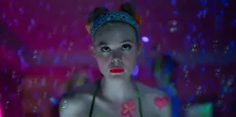 Elle Fanning em Margo's Got Money Troubles