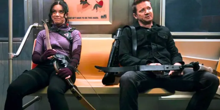 Hailee Steinfeld e Jeremy Renner na série Gavião Arqueiro