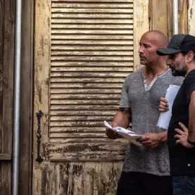 Jaume Collett-Serra e Dwayne Johnson nos bastidores de Adão Negro