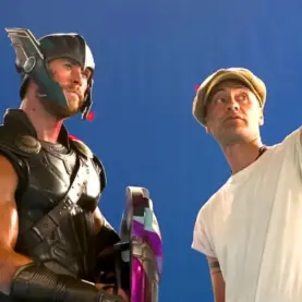Chris Hemsworth e Taika Waititi em bastidores de Thor Ragnarok, de 2017