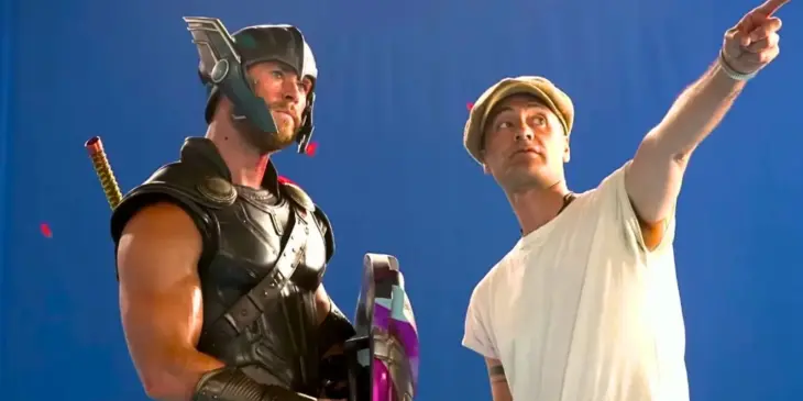 Chris Hemsworth e Taika Waititi em bastidores de Thor Ragnarok, de 2017