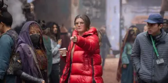 Criadora de The Acolyte no set da série de Star Wars
