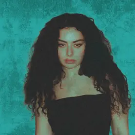 A cantora Charli XCX