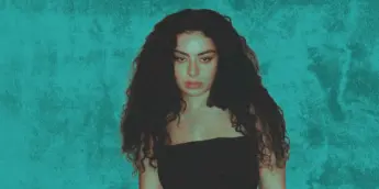 A cantora Charli XCX